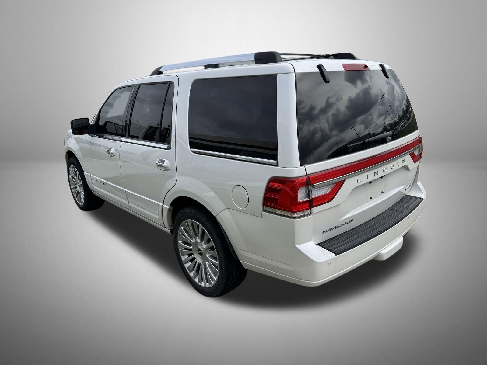 Used 2016 Lincoln Navigator Select image 4