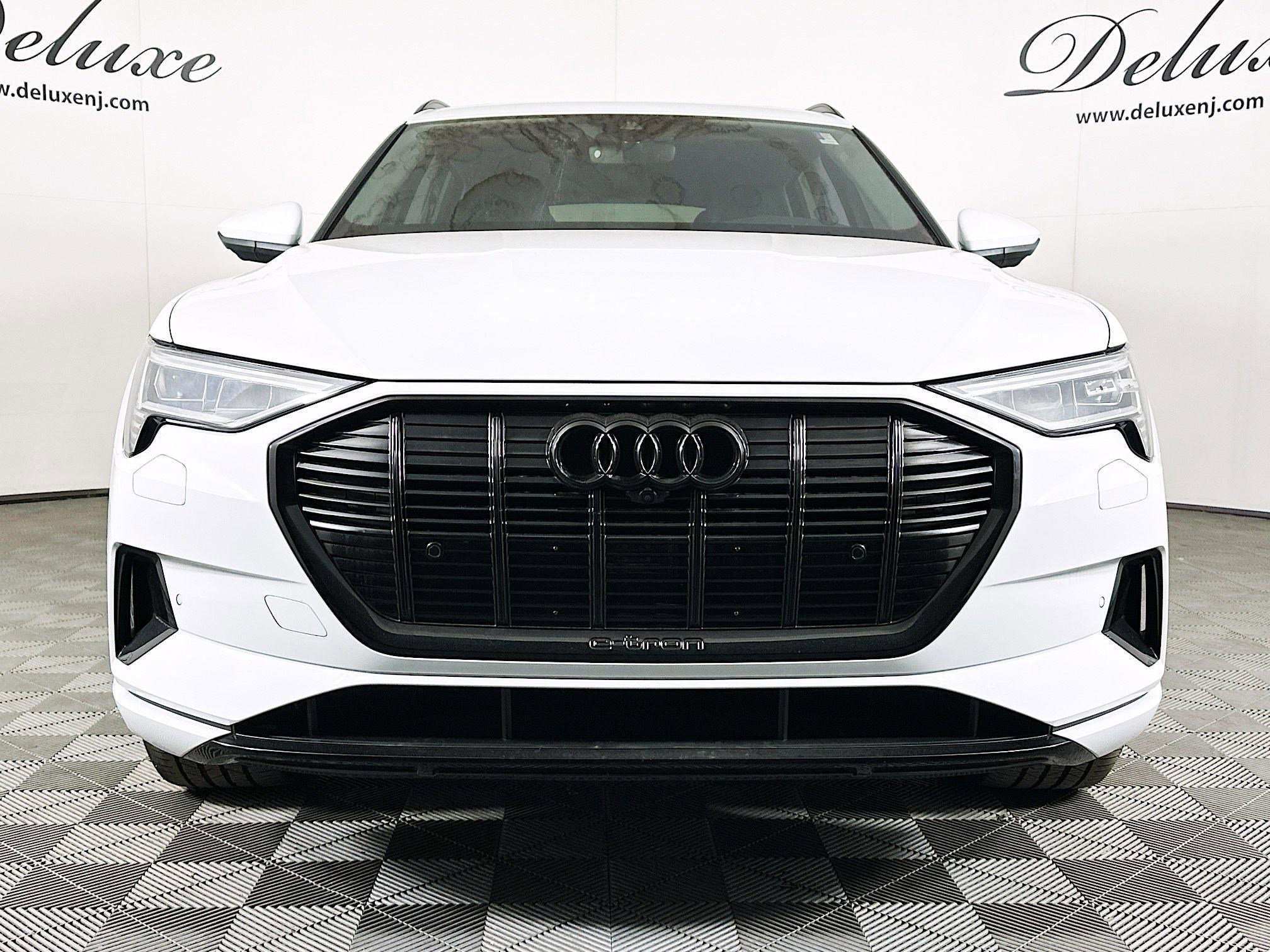 Used 2022 Audi e-tron Premium w/ Convenience Plus Package image 2