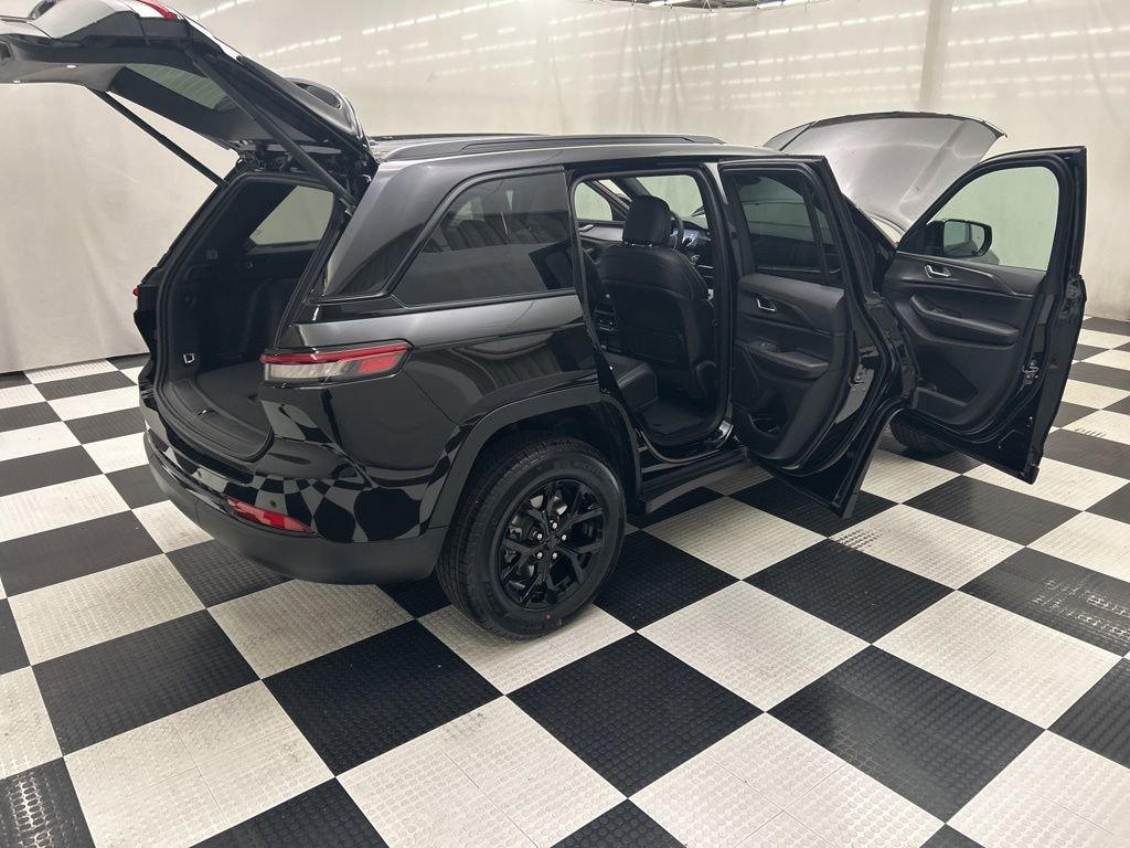 New 2025 Jeep Grand Cherokee Altitude image 17