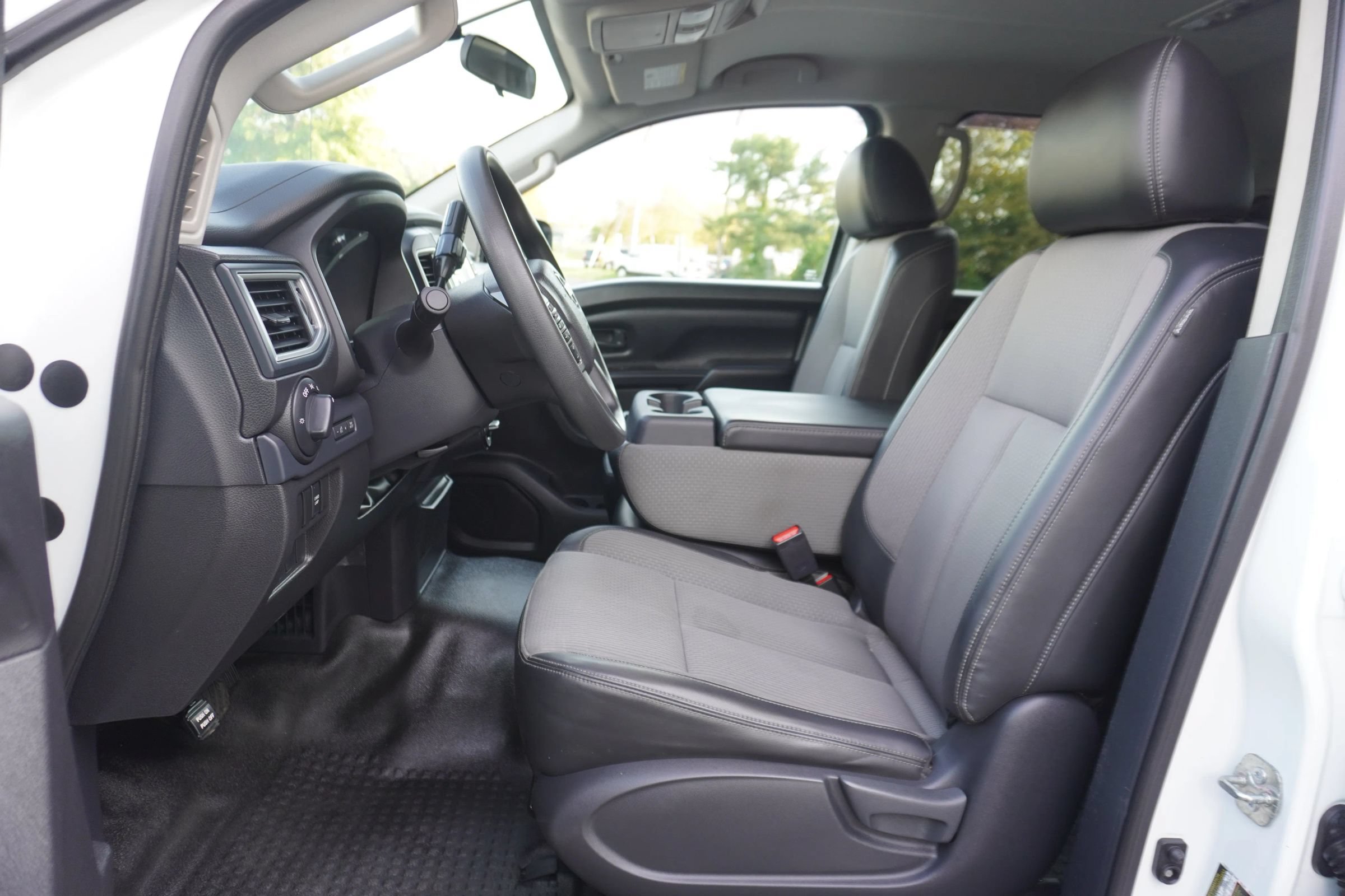Used 2017 Nissan Titan S AWD/4WD image 9