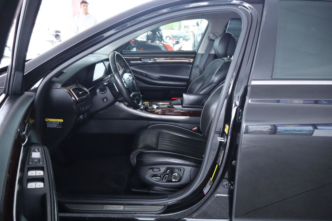 Used 2018 Genesis G90 3.3T Premium RWD image 15