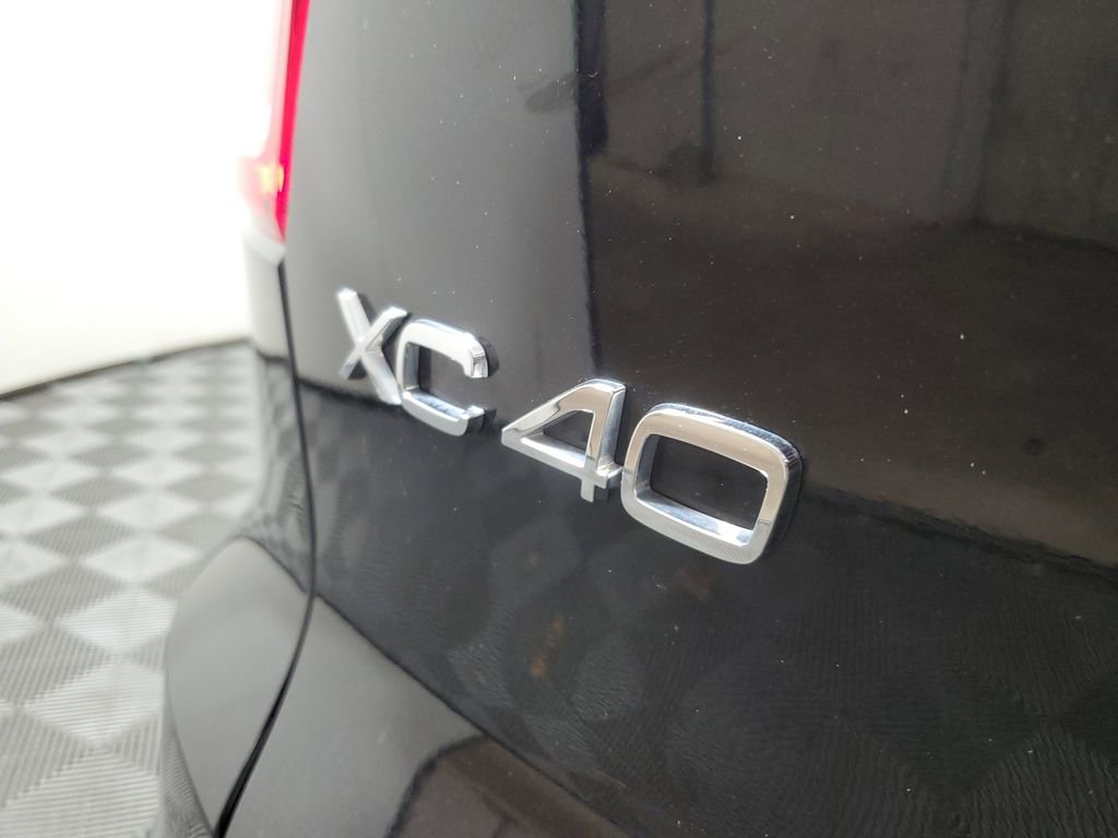 Certified 2025 Volvo XC40 B5 Plus image 9