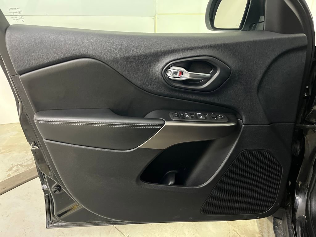 Used 2019 Jeep Cherokee Latitude w/ Popular Appearance Group image 27