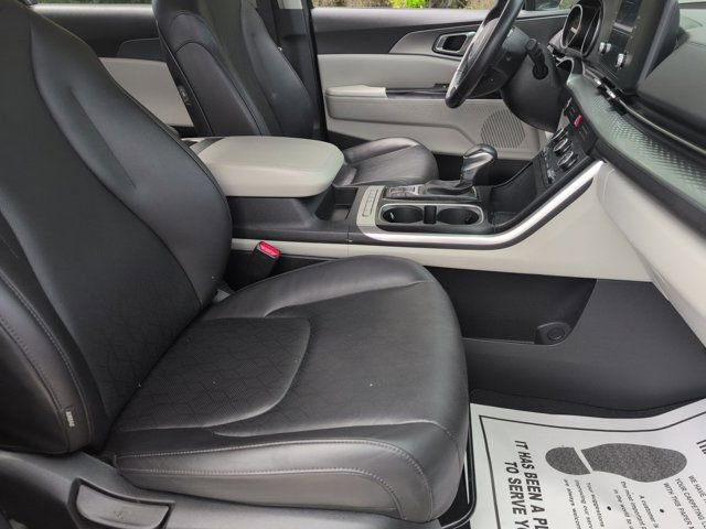 Used 2024 Kia Carnival LX image 31