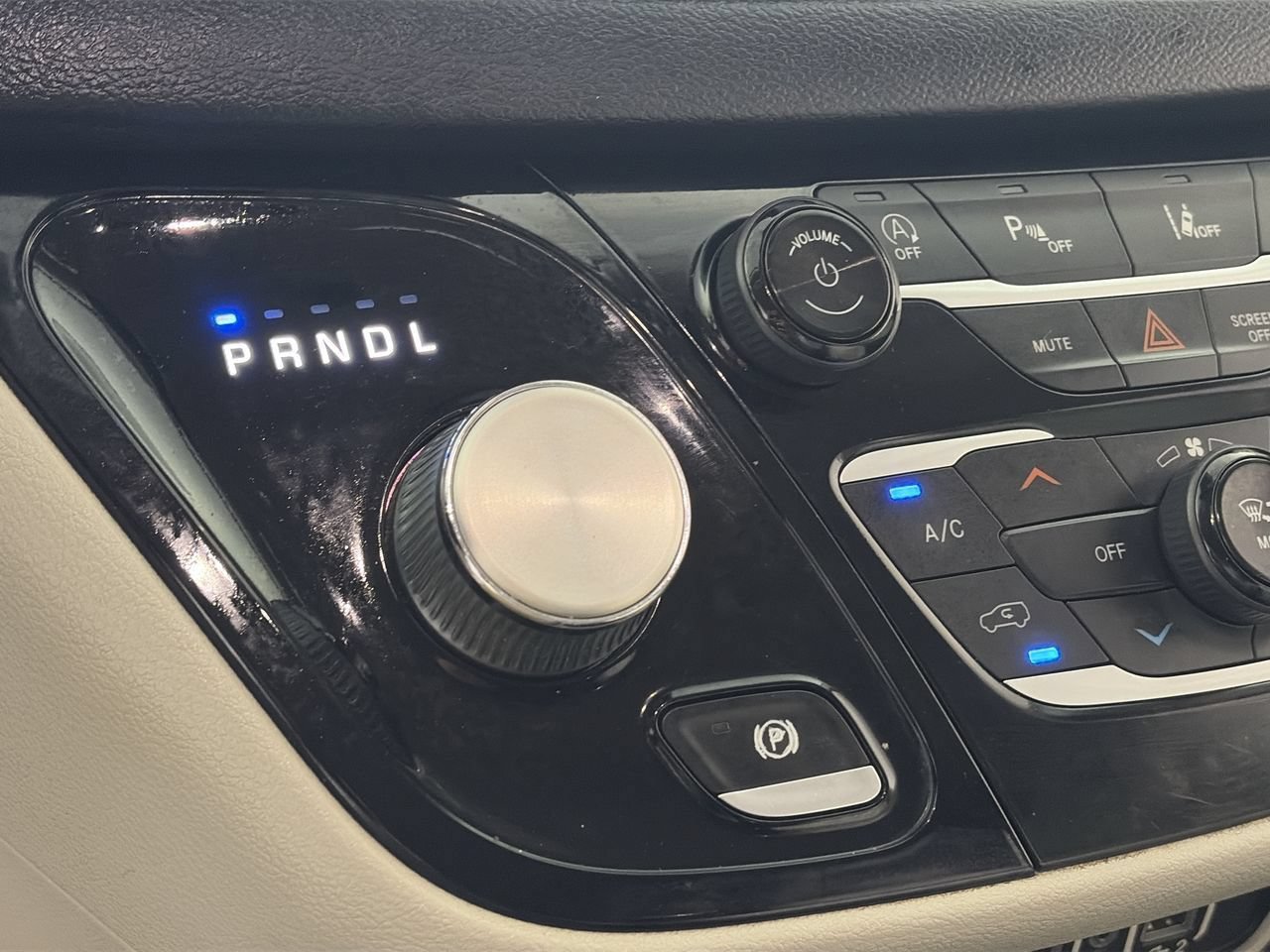 Used 2021 Chrysler Pacifica Touring-L FWD image 15