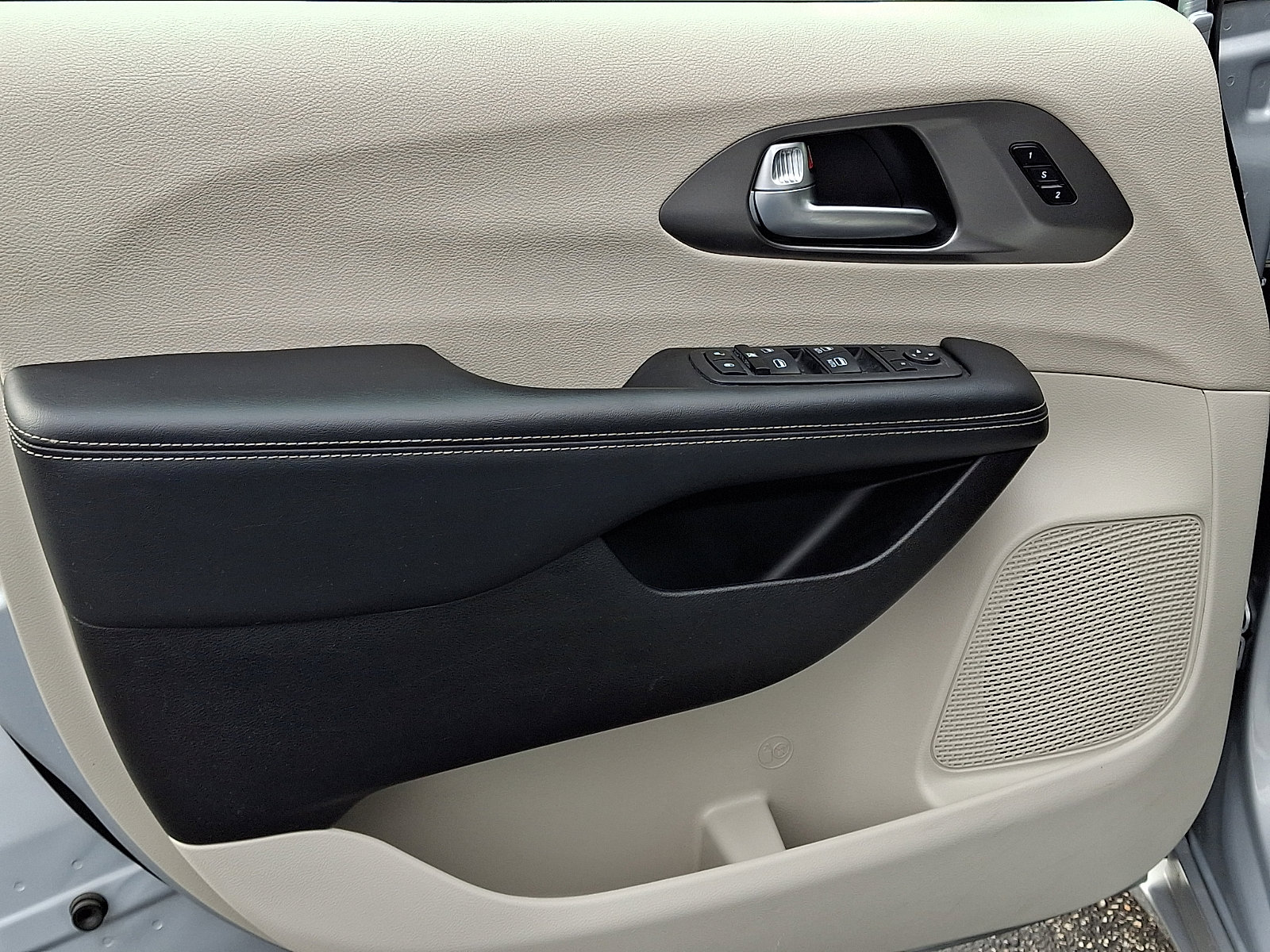 Used 2023 Chrysler Pacifica Touring-L image 15