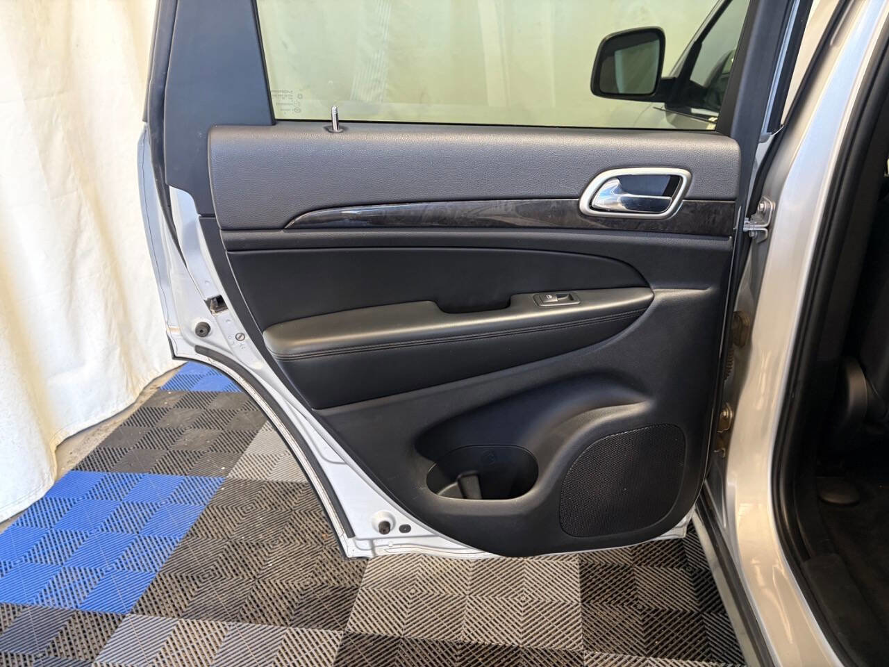 Used 2011 Jeep Grand Cherokee Laredo AWD/4WD image 9