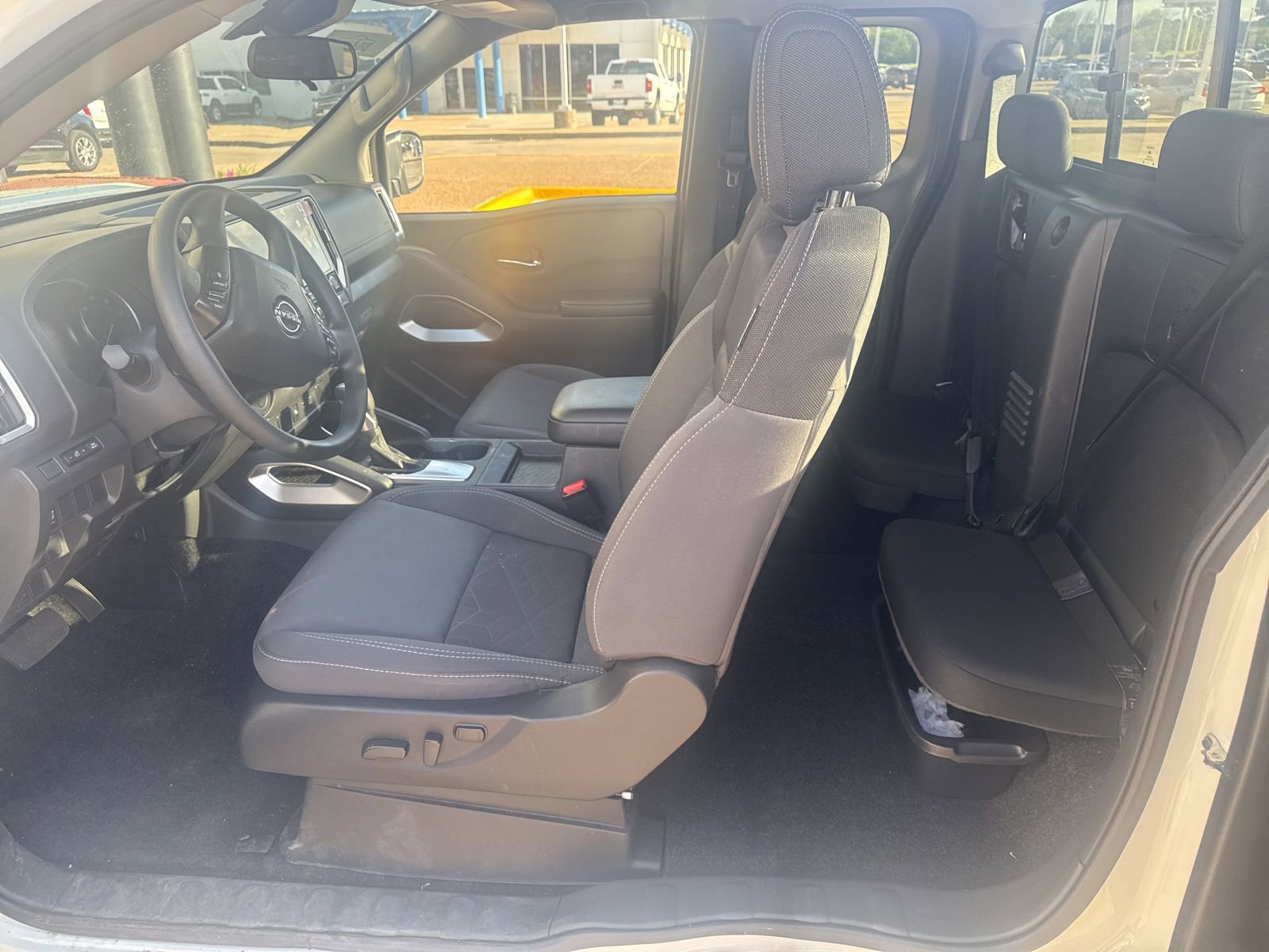 Used 2025 Nissan Frontier SV image 9