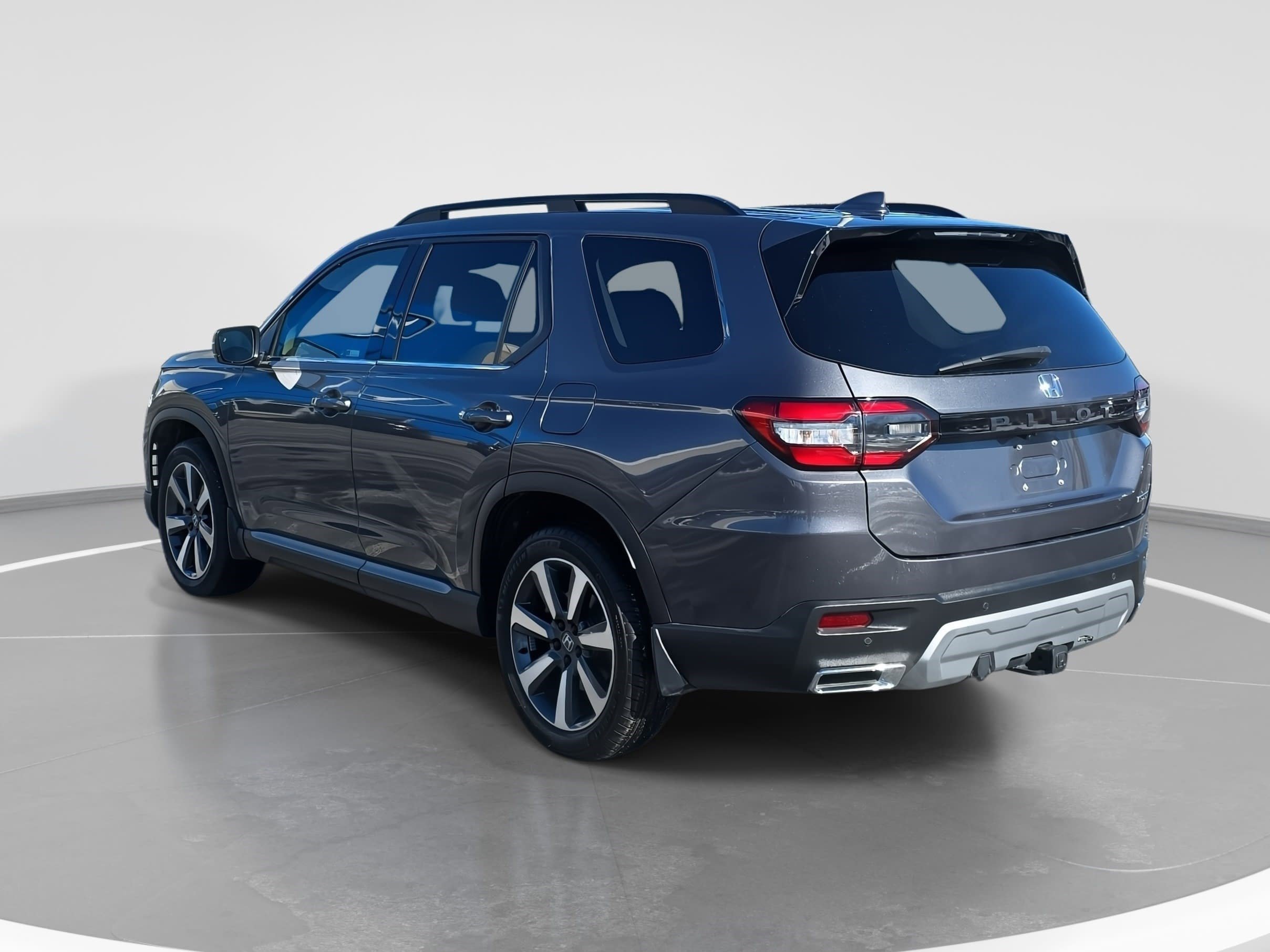 Used 2025 Honda Pilot Touring image 7