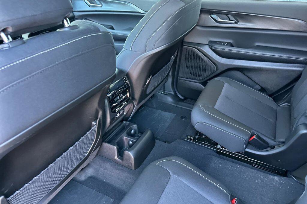 New 2026 Jeep Grand Cherokee L 4WD image 12