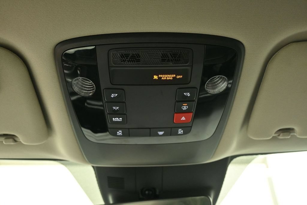 Used 2025 Kia Carnival FWD image 19