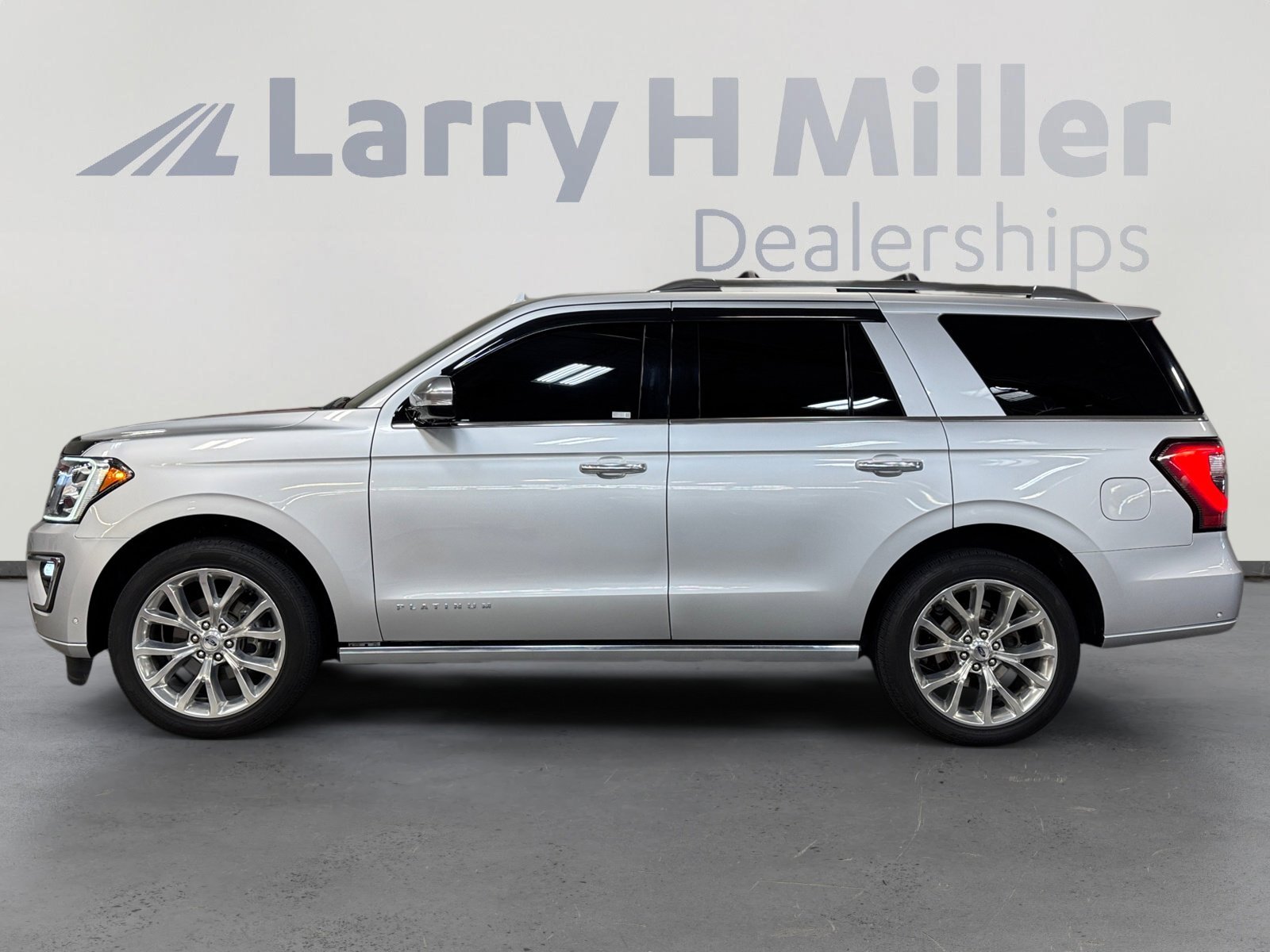 Used 2019 Ford Expedition Platinum image 2
