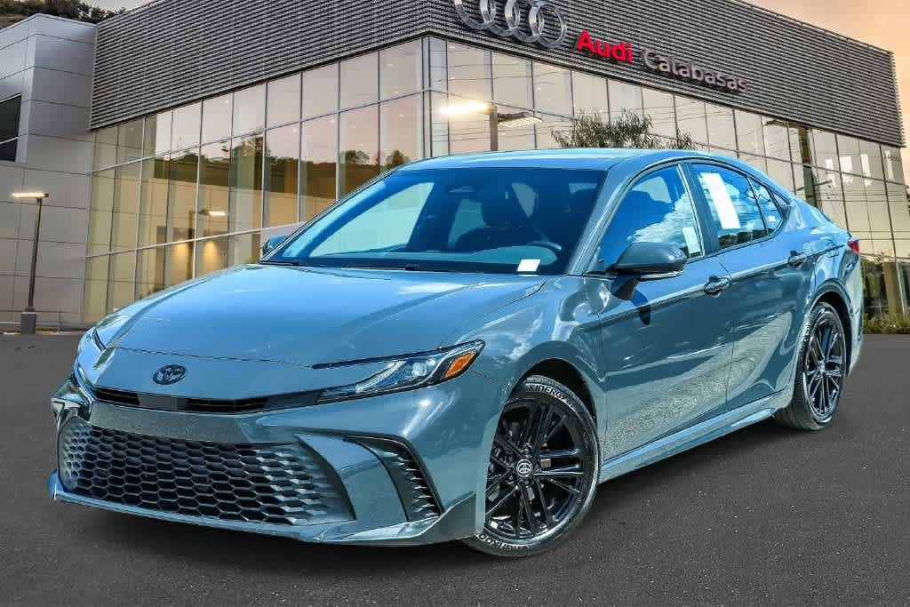 Used 2026 Toyota Camry SE FWD image 1