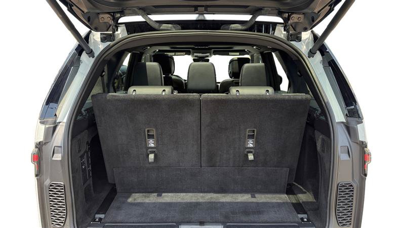 Used 2024 Land Rover Discovery Dynamic SE AWD/4WD image 19