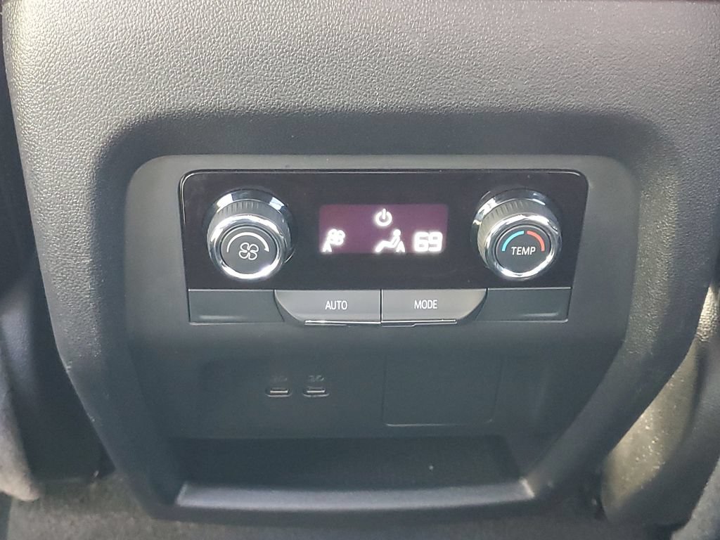 Used 2025 Chevrolet Traverse LT FWD image 28