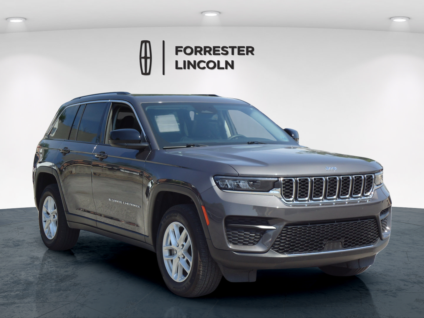 Used 2023 Jeep Grand Cherokee Laredo X AWD/4WD image 1
