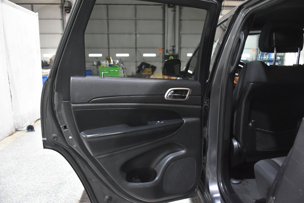 Used 2017 Jeep Grand Cherokee Laredo w/ Quick Order Package 23E AWD/4WD image 39