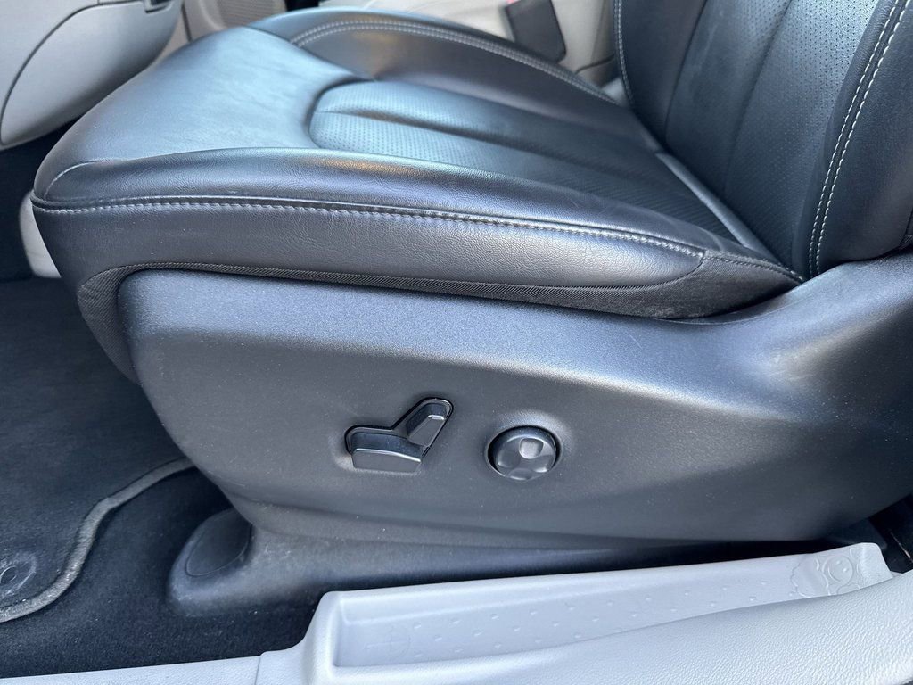 Used 2023 Chrysler Pacifica Touring-L FWD image 14