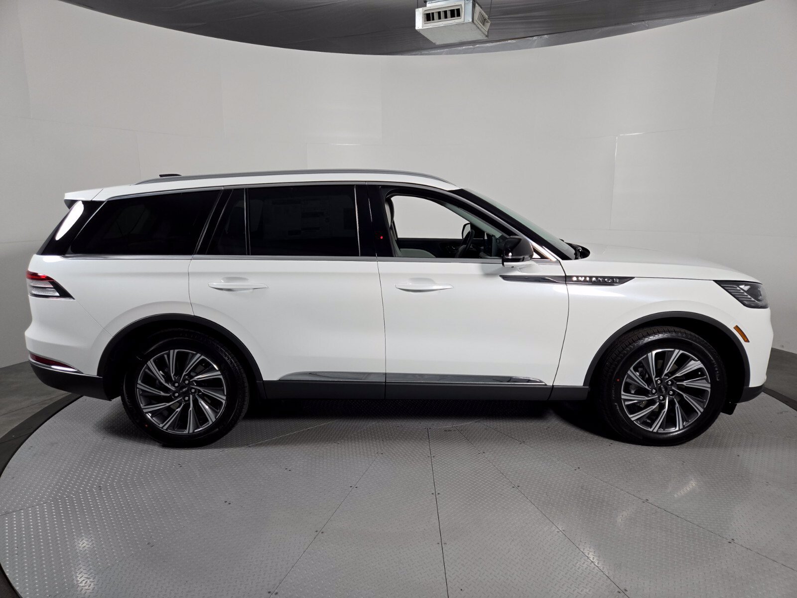 New 2027 Lincoln Aviator AWD image 3