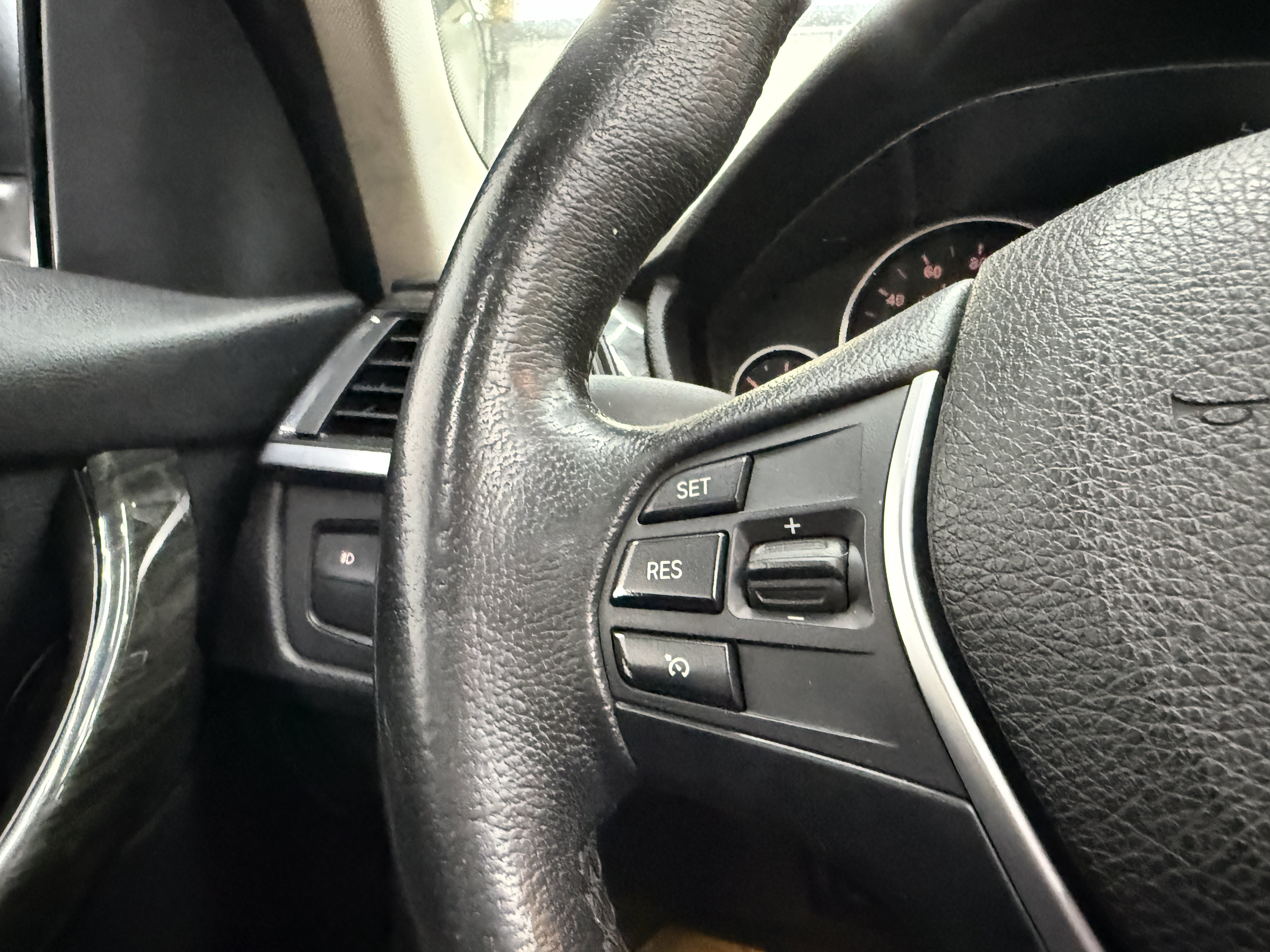 Used 2014 BMW 320i xDrive Sedan AWD/4WD image 16