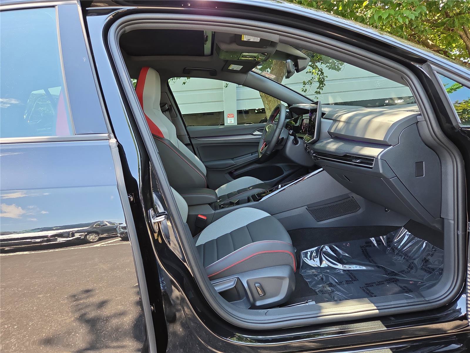Certified 2025 Volkswagen GTI SE FWD image 27