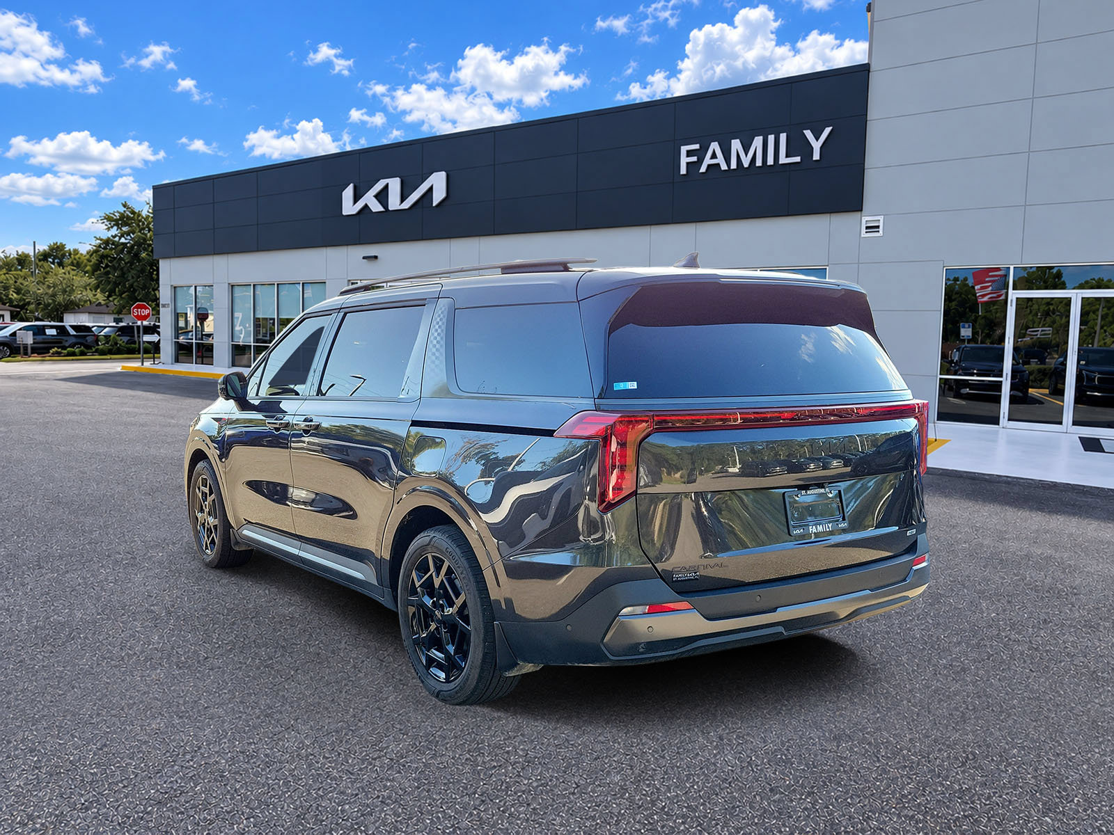Certified 2025 Kia Carnival SX w/ SX Dark Edition Package FWD image 4