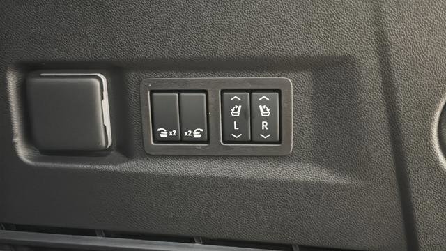 Used 2025 Chevrolet Tahoe High Country AWD/4WD image 28