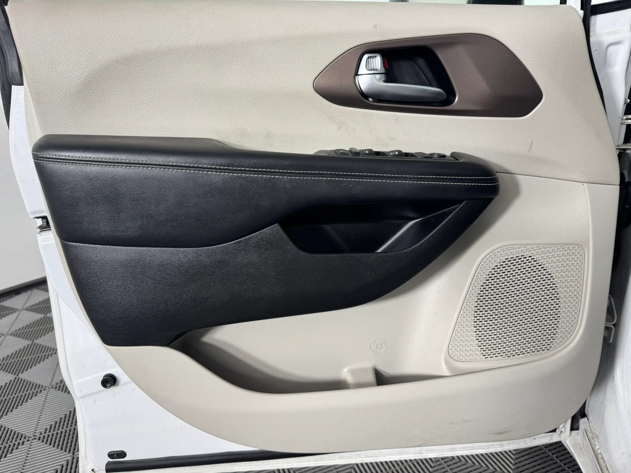 Used 2022 Chrysler Voyager LX FWD image 39