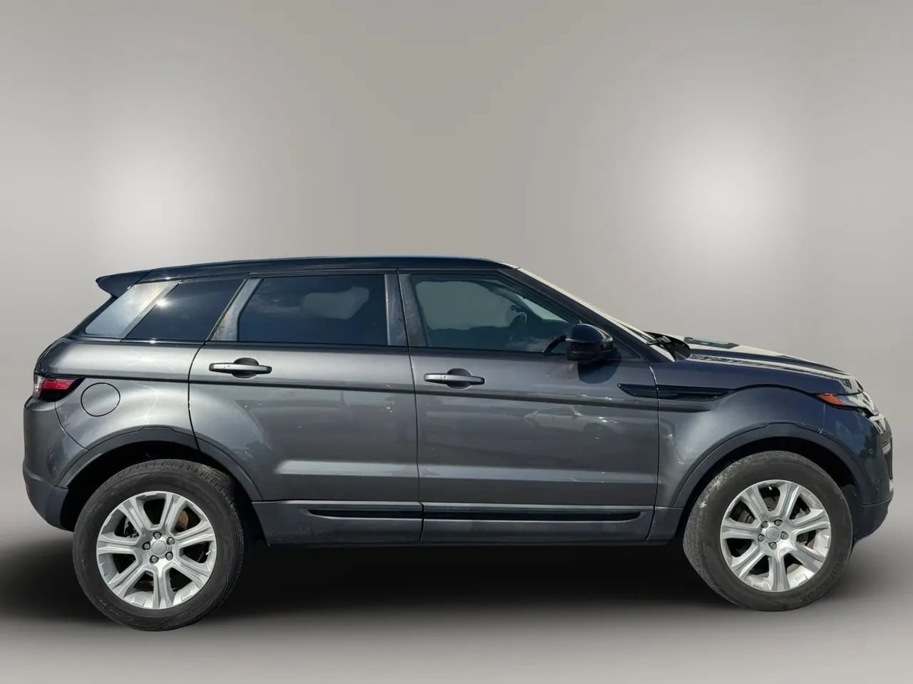 Used 2019 Land Rover Range Rover Evoque SE AWD/4WD image 4