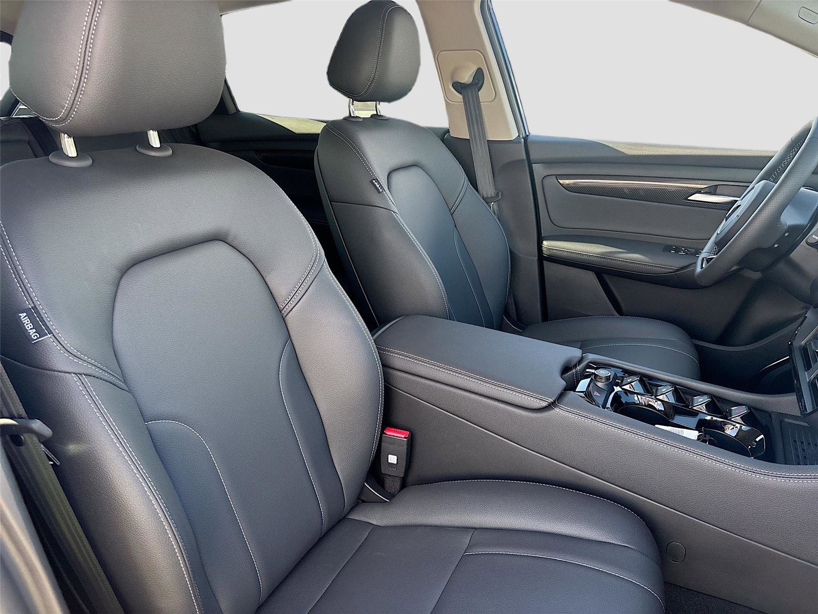 New 2025 VinFast VF 8 Eco image 28