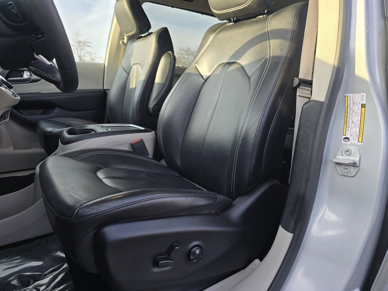 Used 2022 Chrysler Pacifica Touring-L image 22