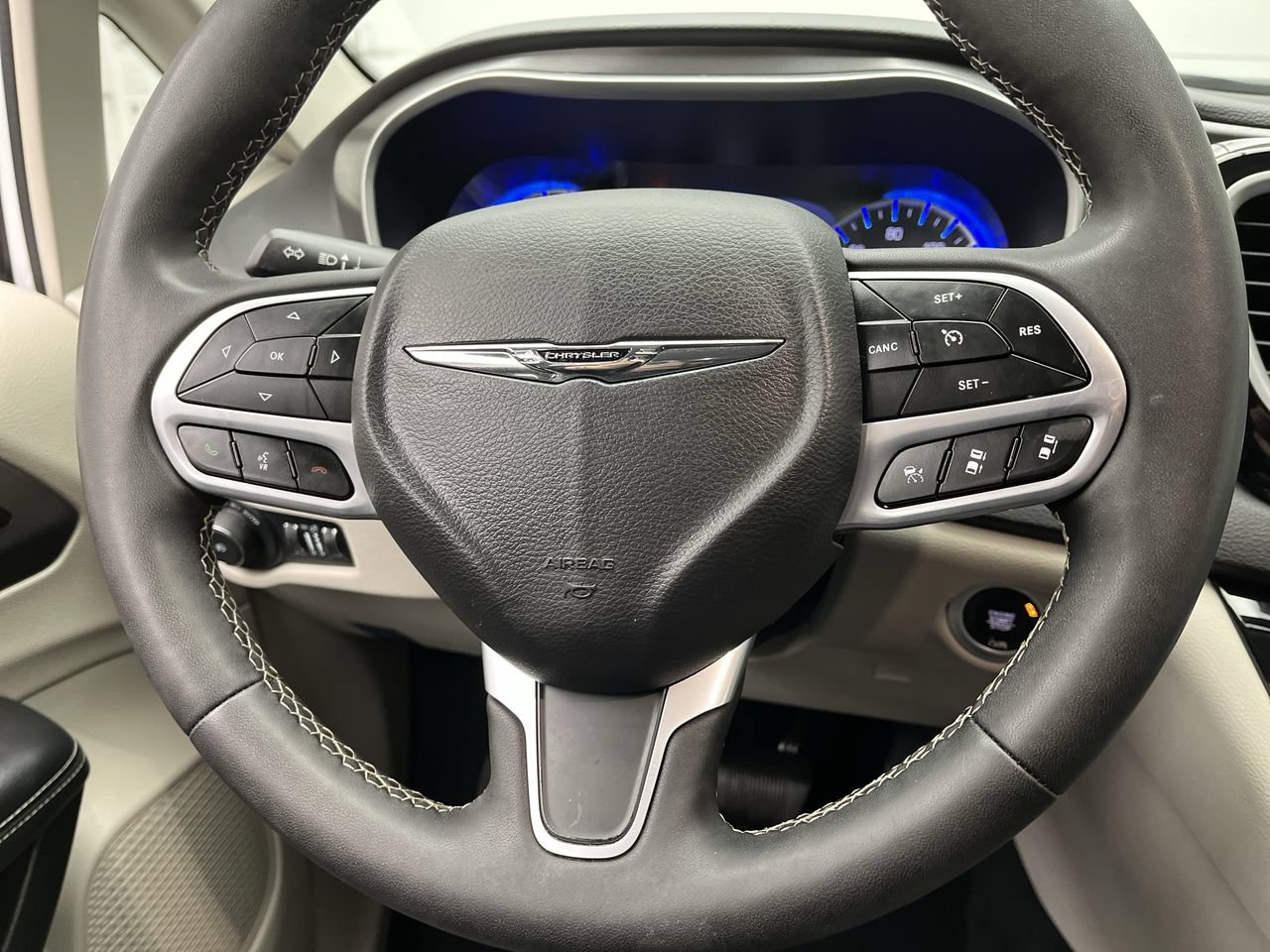 Used 2024 Chrysler Pacifica Touring-L FWD image 14