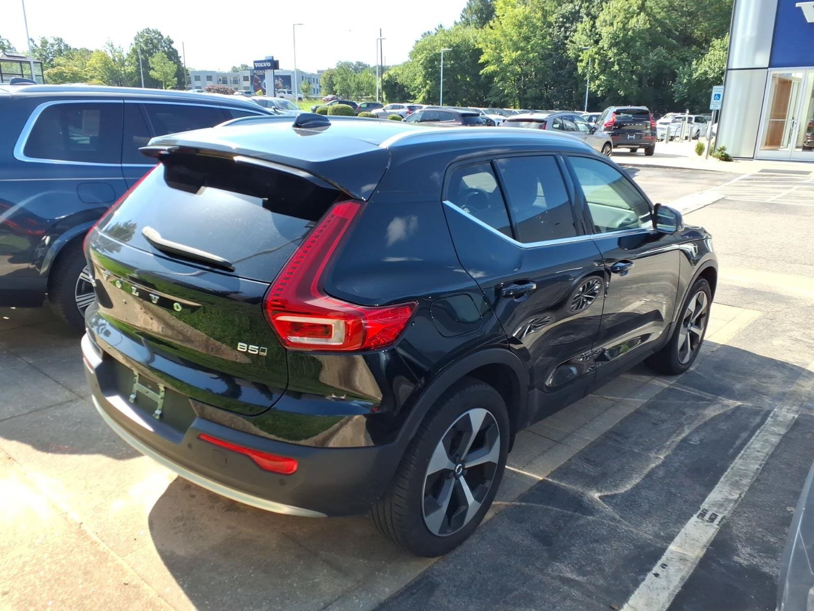 Used 2023 Volvo XC40 B5 Plus w/ Protection Package Premier AWD/4WD image 6