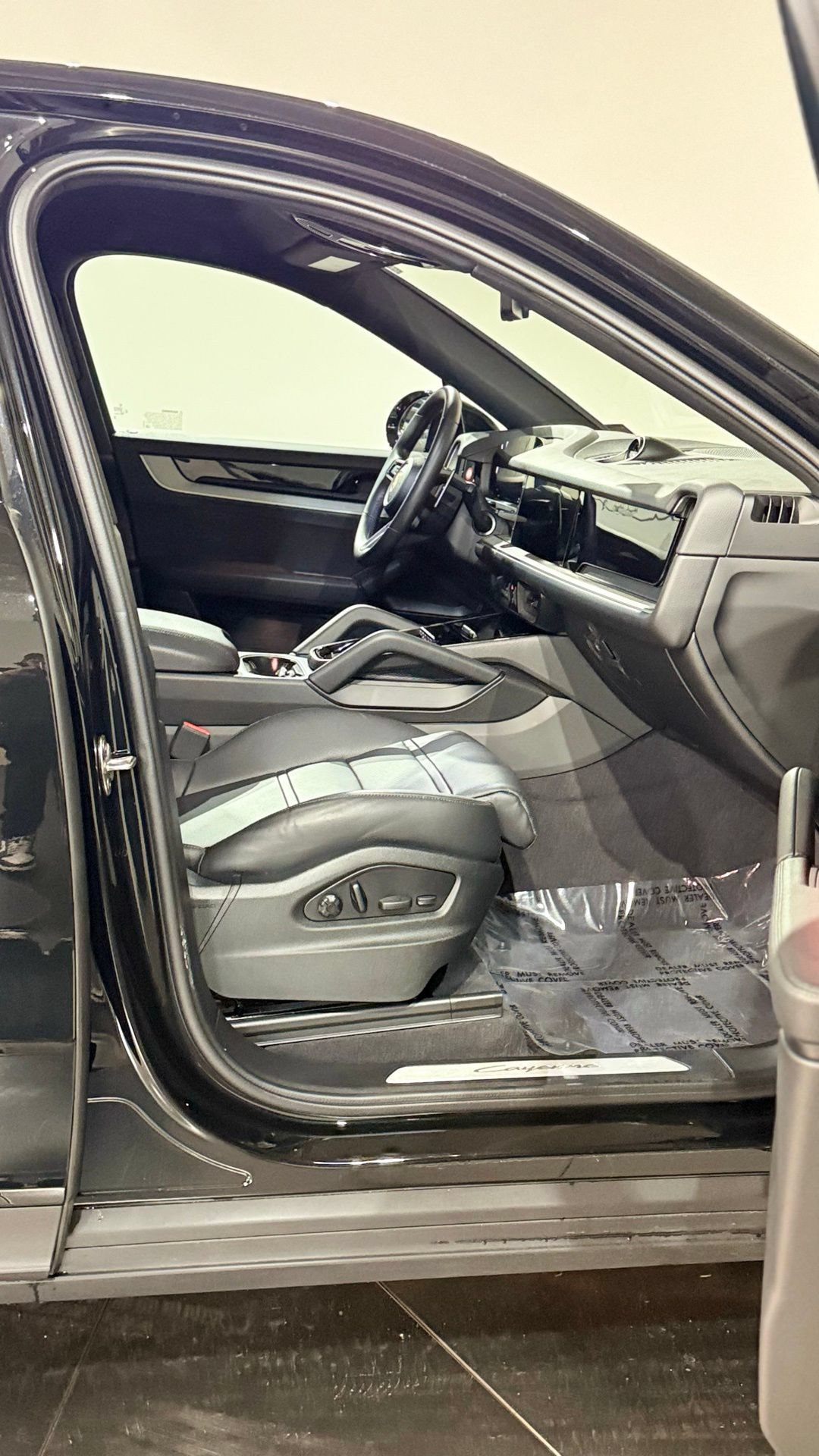 Certified 2025 Porsche Cayenne Coupe AWD/4WD image 55