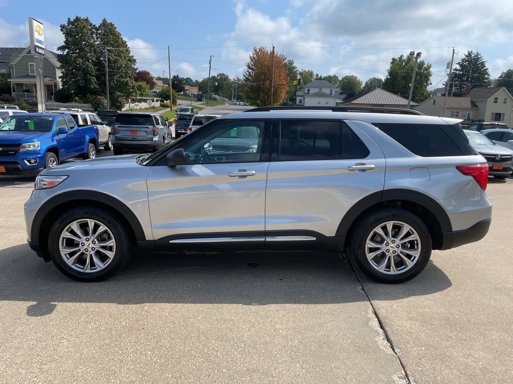 Used 2021 Ford Explorer XLT w/ Equipment Group 202A image 2