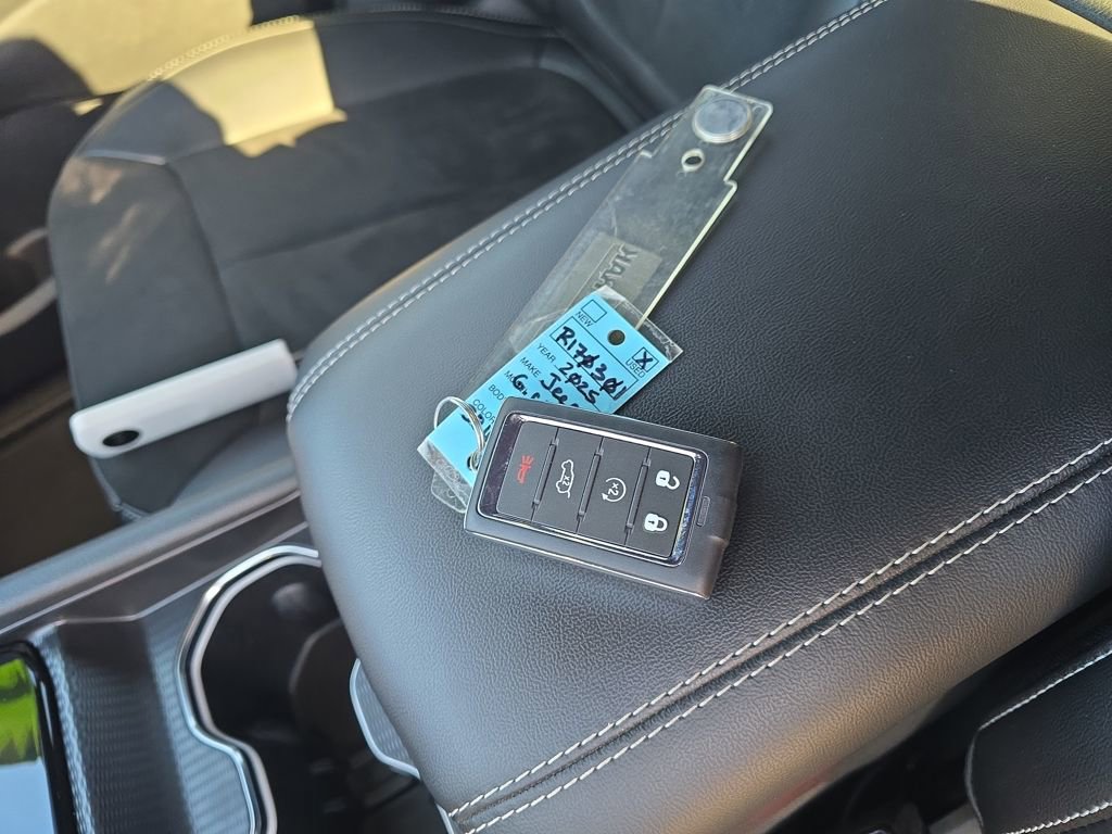 Used 2025 Jeep Grand Cherokee L Laredo image 29