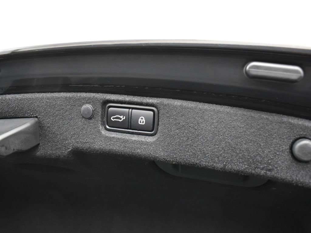 Used 2018 Kia Cadenza Limited image 32