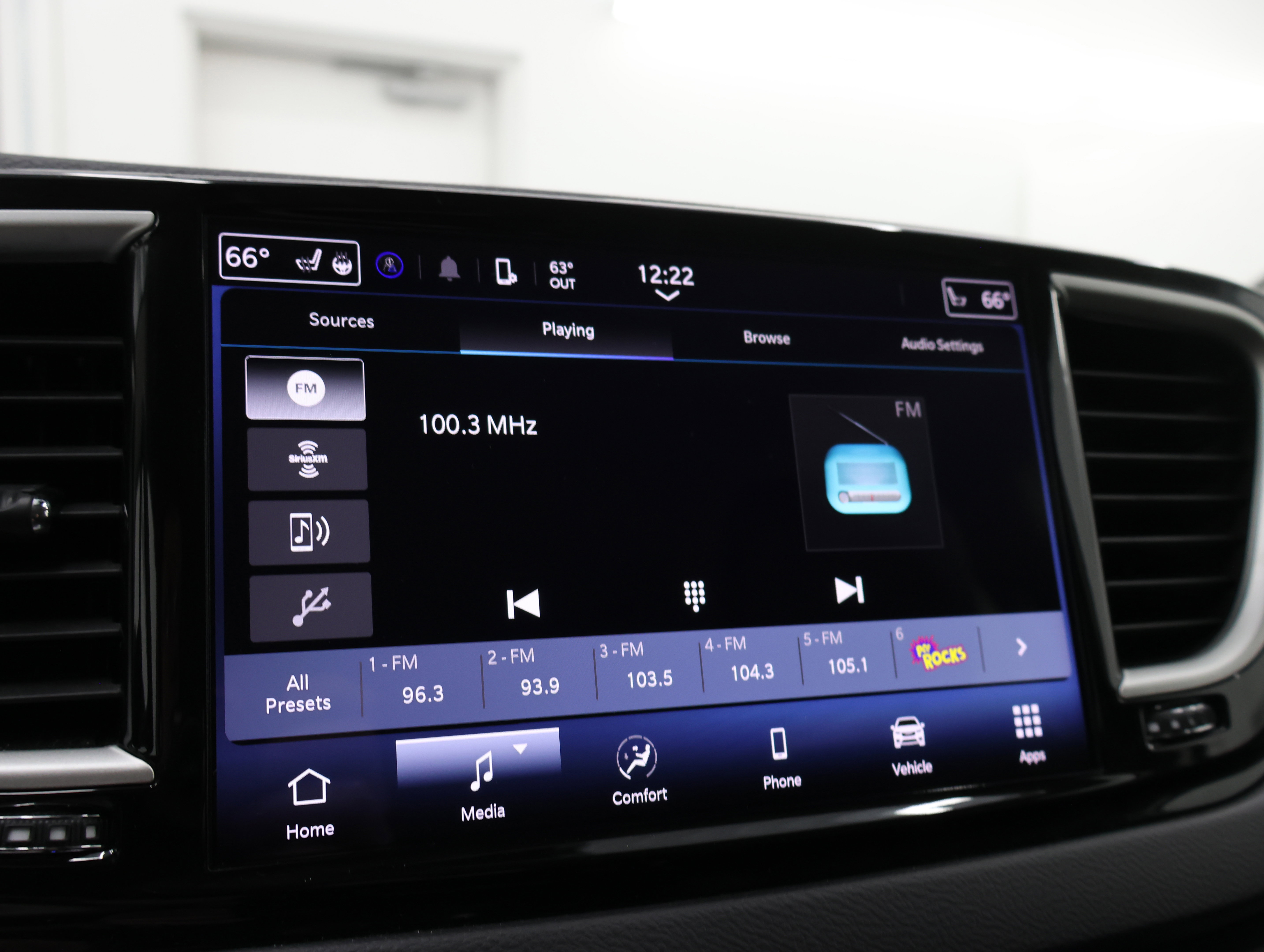 Used 2024 Chrysler Pacifica Touring-L image 11