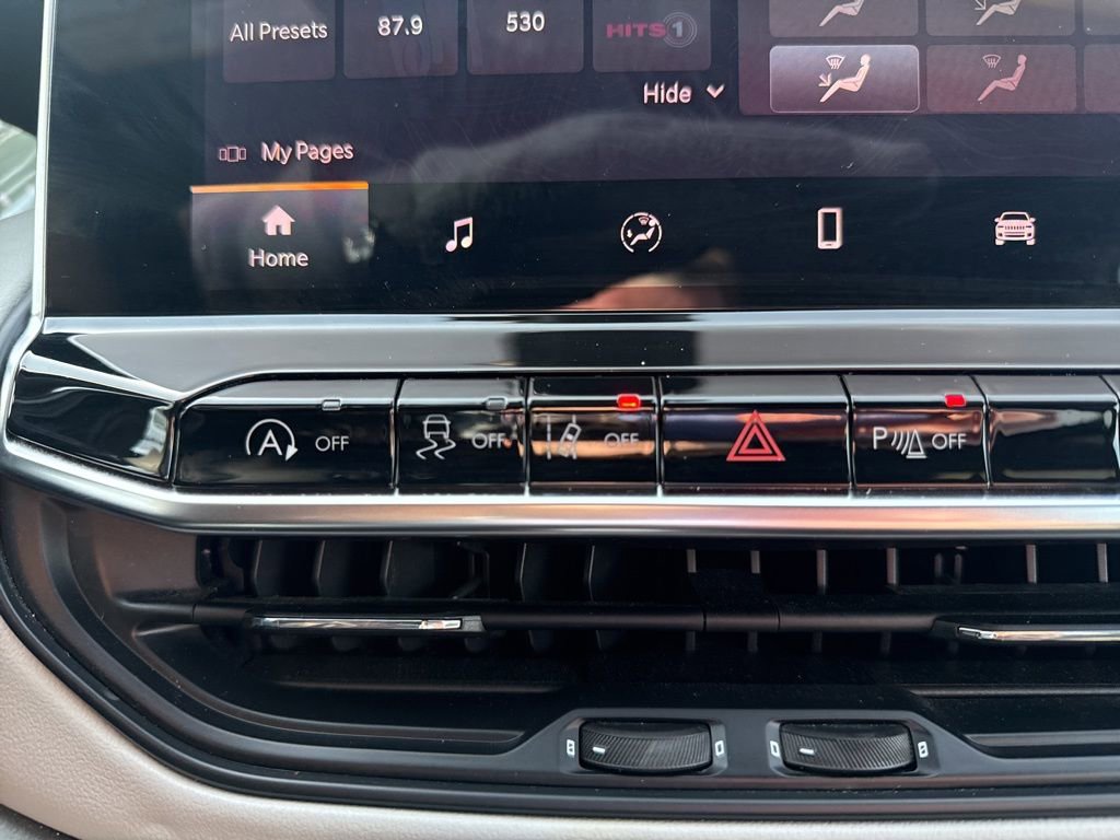 Used 2023 Jeep Compass Limited image 33