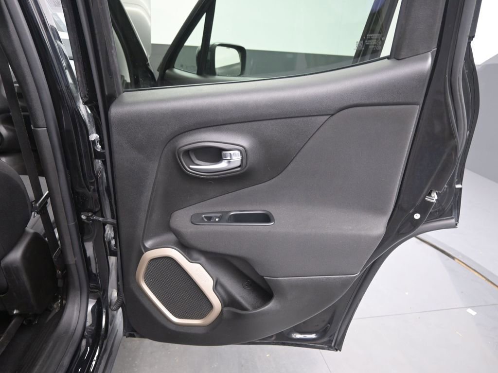 Used 2017 Jeep Renegade Latitude FWD image 16