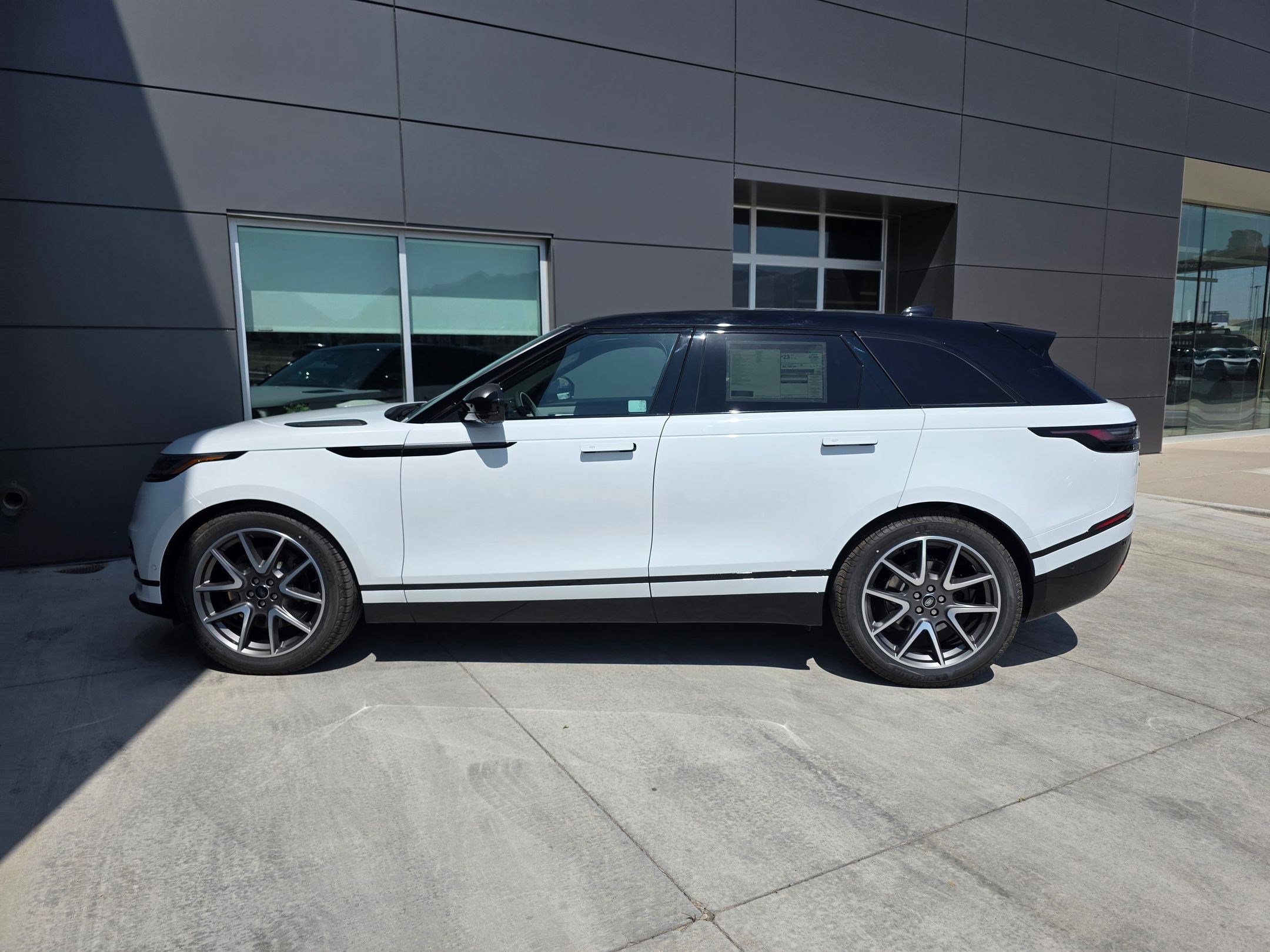 New 2026 Land Rover Range Rover Velar Dynamic SE image 9