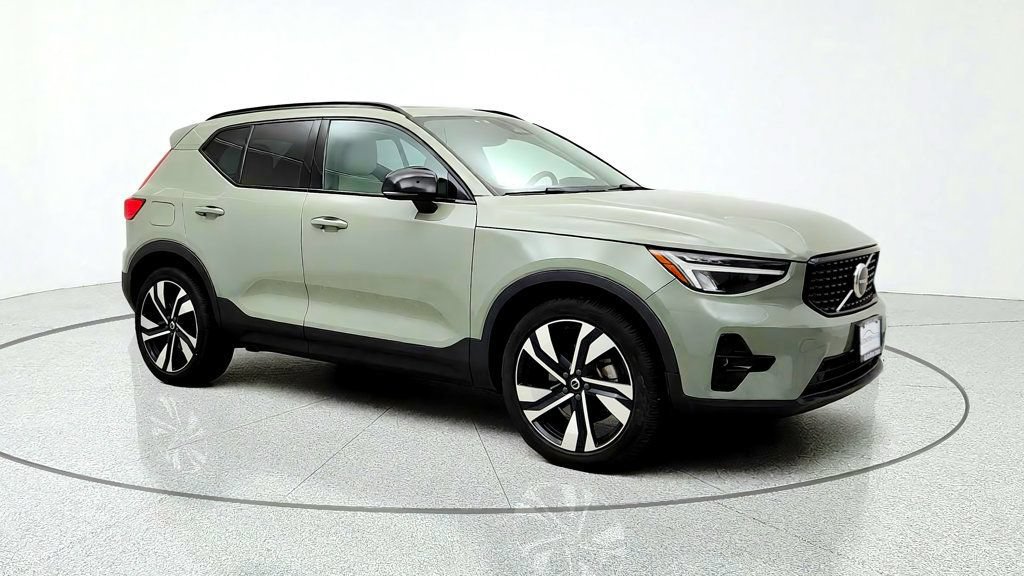 Used 2023 Volvo XC40 B5 Plus w/ Climate Package AWD/4WD image 3