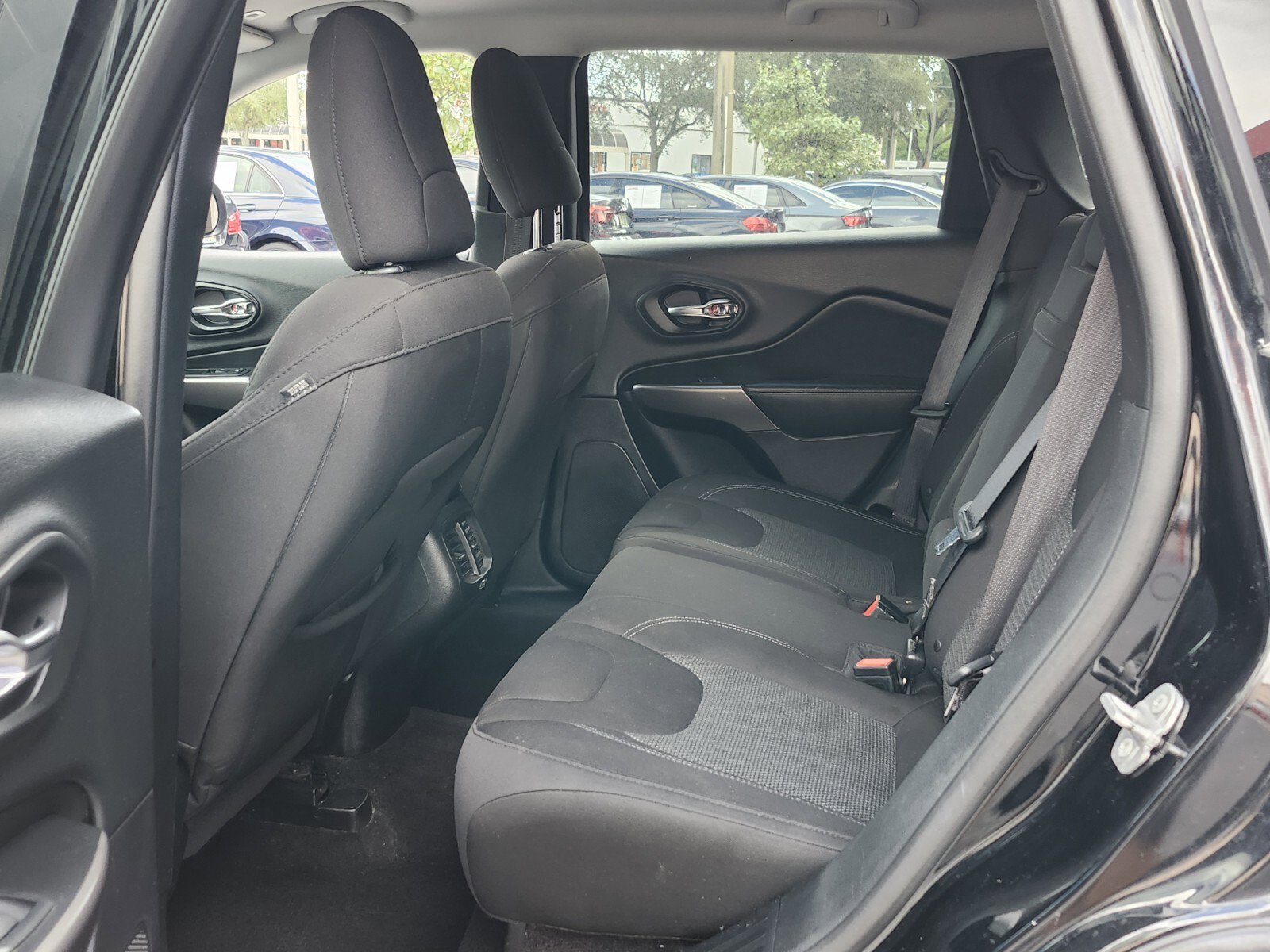 Used 2019 Jeep Cherokee Latitude w/ Popular Appearance Group image 4