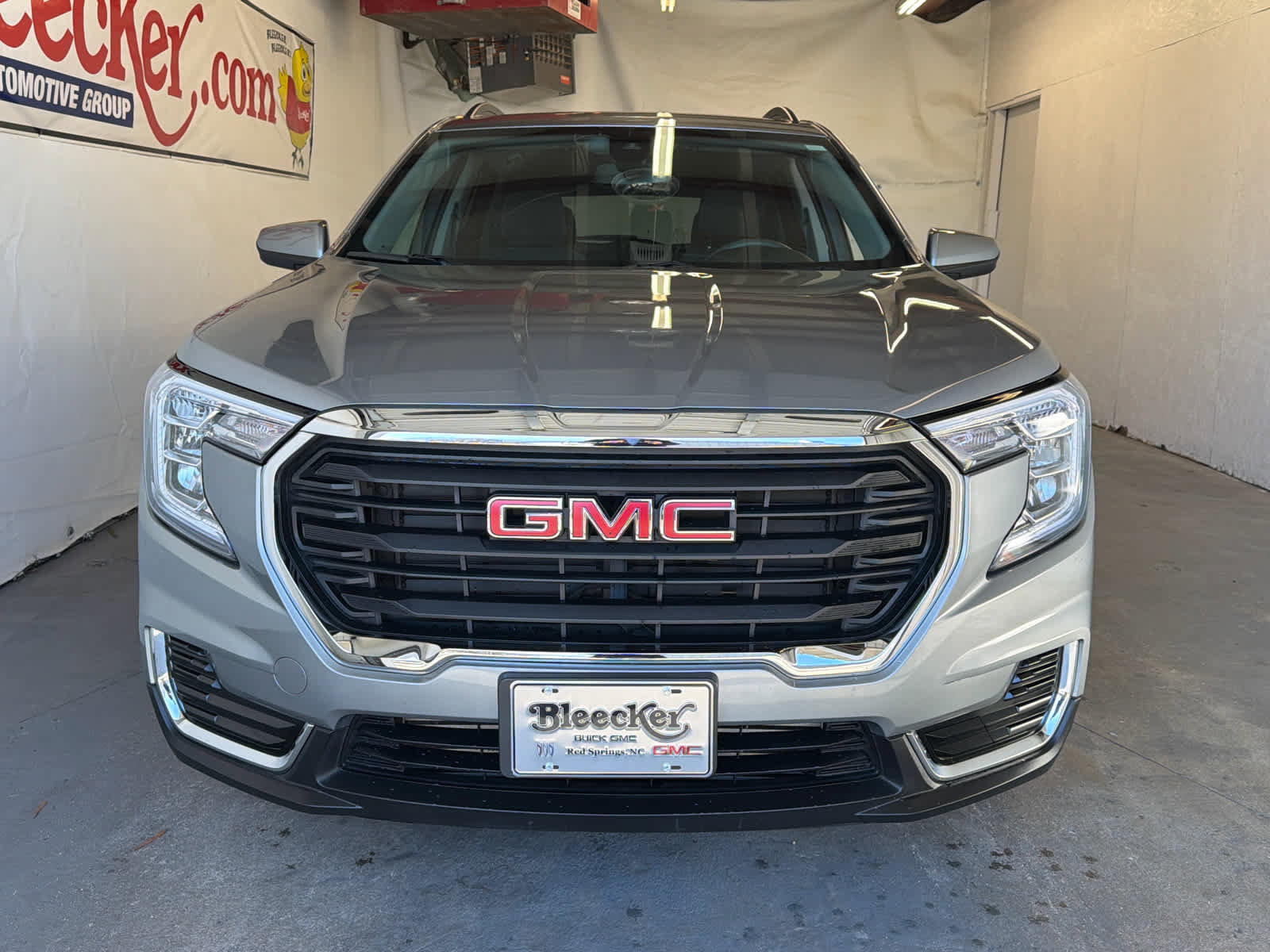 Used 2023 GMC Terrain SLE w/ Driver Convenience Package FWD image 3