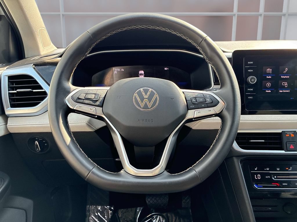 Used 2025 Volkswagen Taos SE AWD/4WD image 18