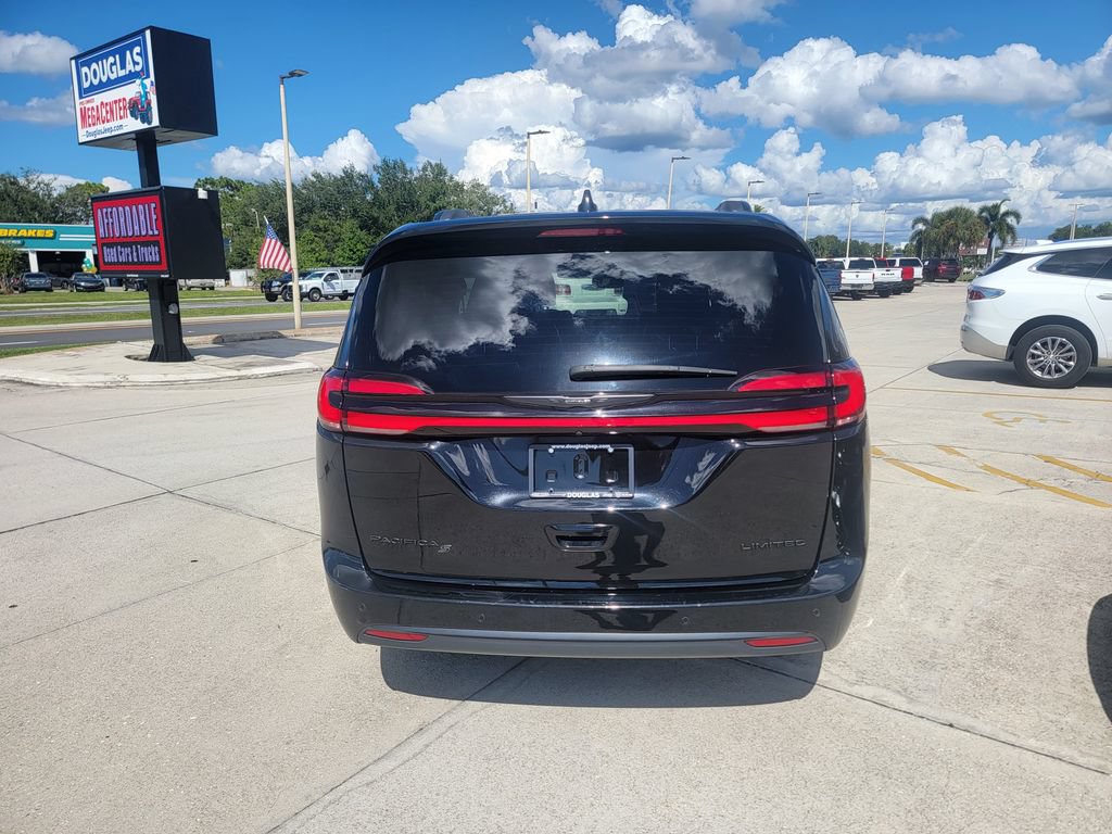 Used 2025 Chrysler Pacifica Limited FWD image 4