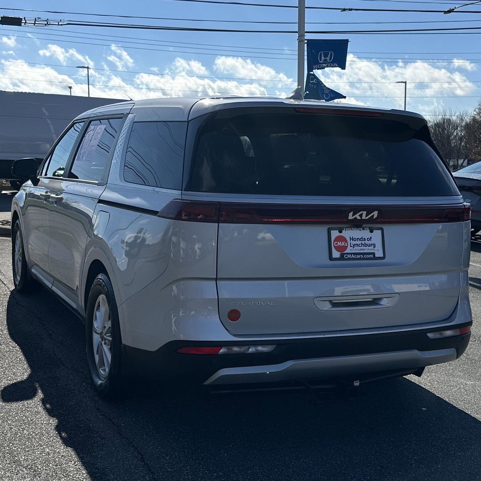 Used 2023 Kia Carnival LX w/ Paint Protection Package image 3