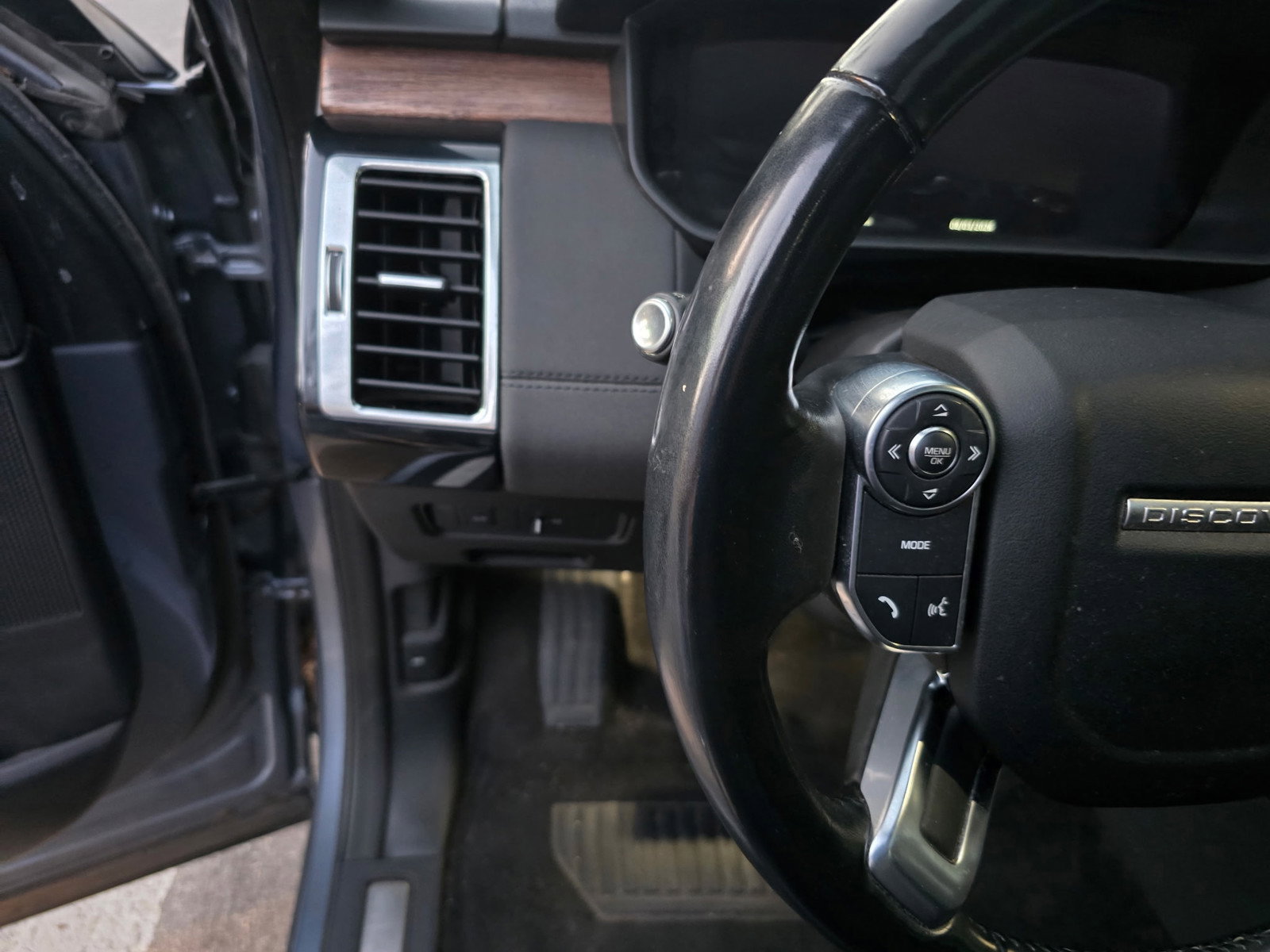 Used 2018 Land Rover Discovery HSE image 15