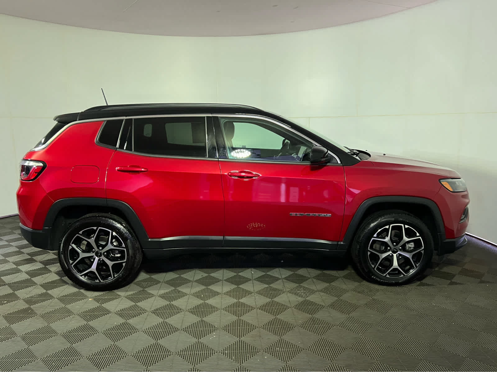 Used 2025 Jeep Compass Limited w/ Sun & Sound Group AWD/4WD image 8