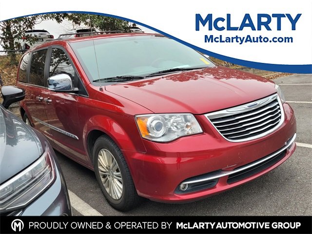 Used 2014 Chrysler Town & Country Limited image 1